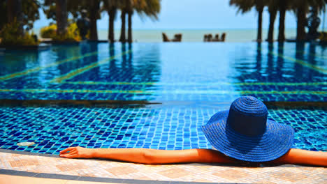 Mujer-Usa-Sombrero-En-La-Piscina-Del-Hotel-Resort