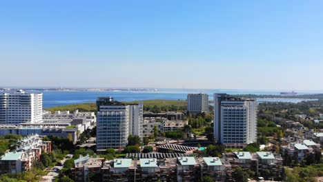 imágenes estáticas de drones de algunos edificios de hoteles, tierra y agua en el fondo