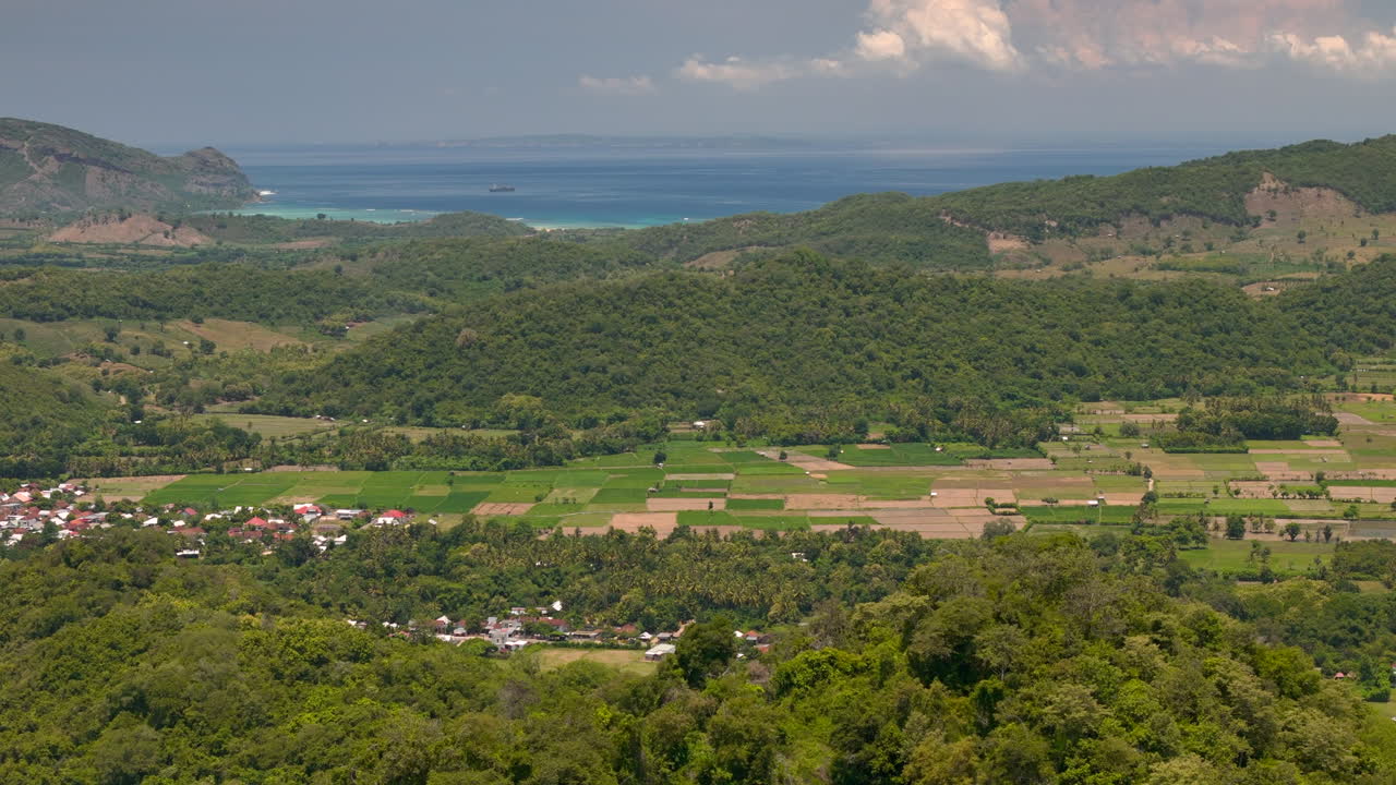 vista aérea de un avión no tripulado de los coloridos campos de arroz y las verdes colinas de sumbawa