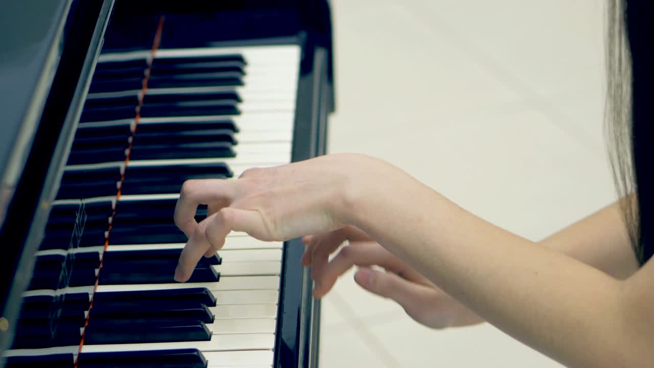 la obra en el piano. sin cara, primer plano, cámara estacionaria. 4k.