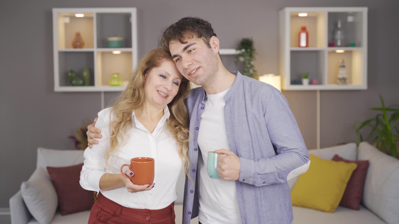 어머니와 아들이 집에서 즐거운 대화를 나누고 있습니다.