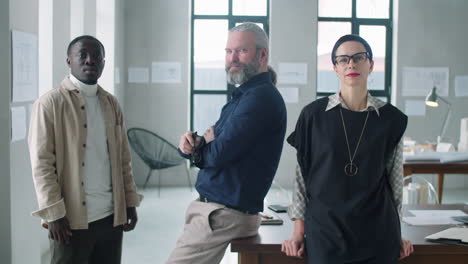 retrato de un equipo empresarial multiétnico confiado en la oficina