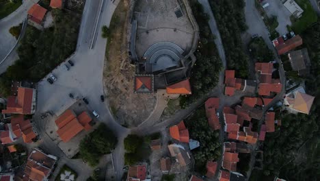 Drone-Sobrevuela-El-Castillo-De-Belmonte-Como-Un-Satélite-A-Vista-De-Pájaro