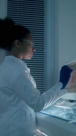 científico que trabaja en un laboratorio