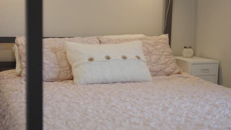estilo vintage rosa de cama y dormitorio en una casa