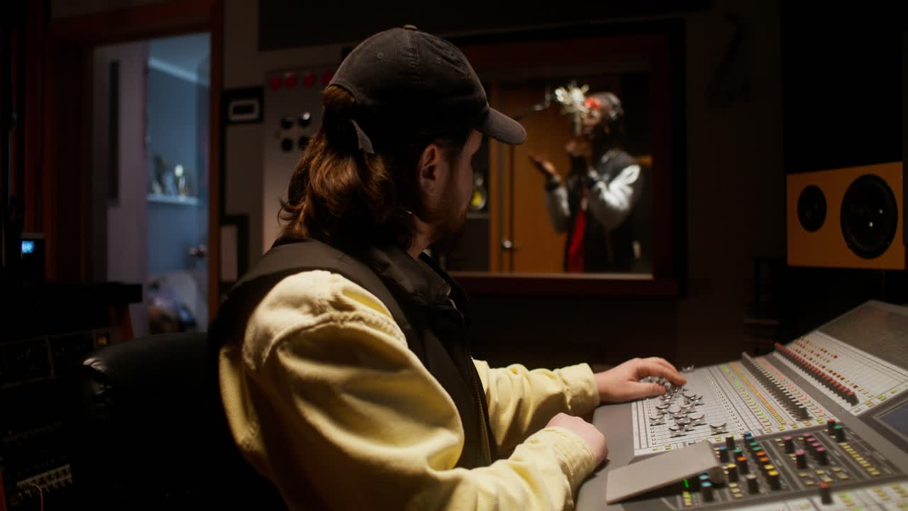 스튜디오 에서 음악 을 녹음 하는 세션