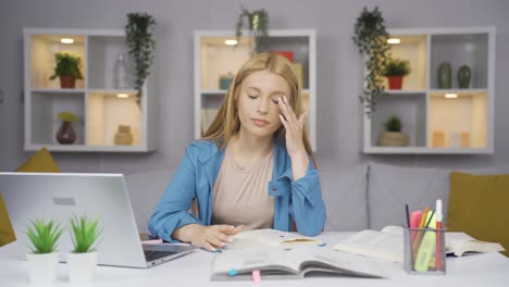 estudiante hablando a la cámara.