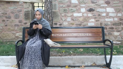 Muslimische-Frau,-Die-Eine-SMS-Schreibt