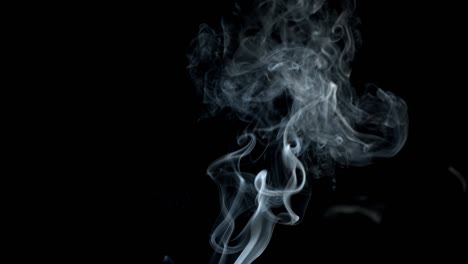 un chorro de humo sobre un fondo negro.