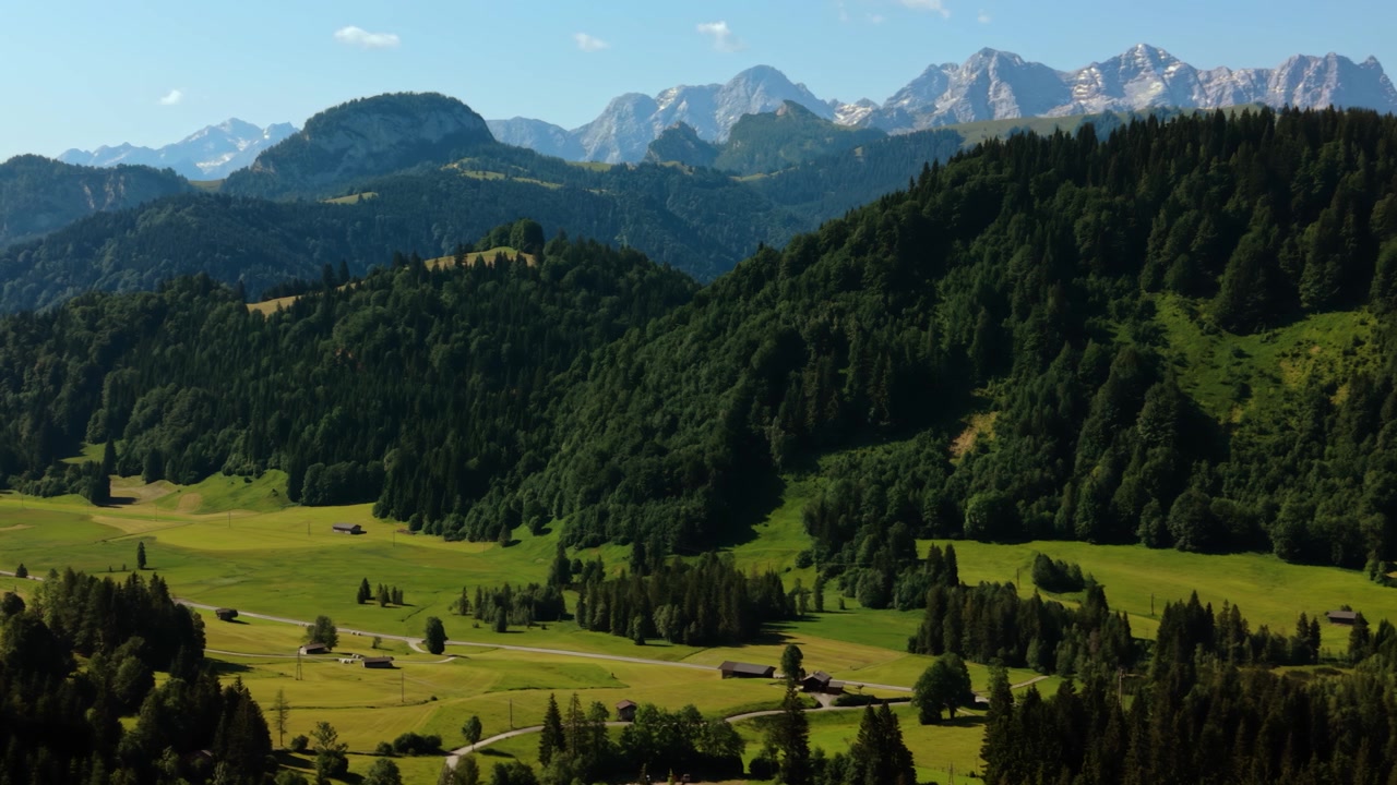 Paesaggio mozzafiato della valle montana di Heutal nelle Alpi austriache con vegetazione lussureggiante e cime montuose.