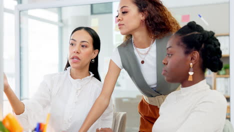 Mujeres-De-Negocios,-Trabajo-En-Equipo-Y-Gerente-En-Computadora