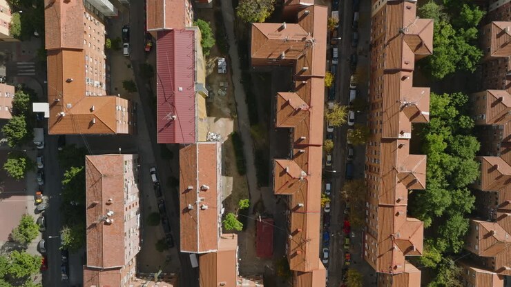 fotografía aérea superior sobre un popular suburbio de madrid españa día soleado