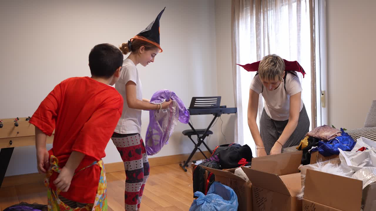 Familia probándose disfraces de Halloween en casa