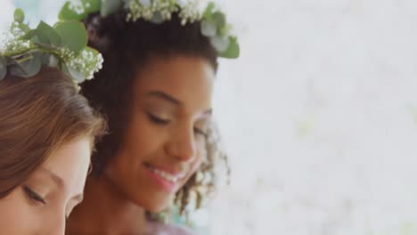 la dama de honor de pie con la dama de honor 4k 4k