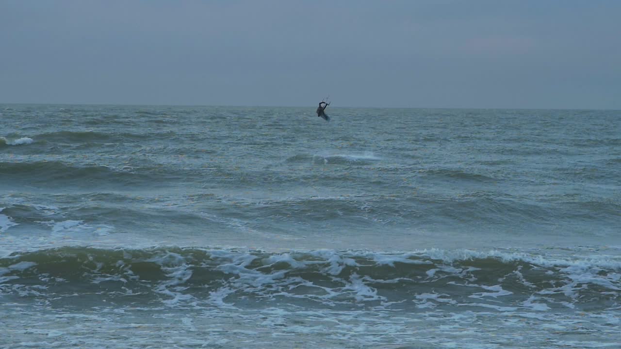 카이트서핑, 흐린 겨울날, 높은 파도, 발트해 카로스타 해변, 슬로우 모션 점프, 넓은 원거리 샷에 종사하는 남자