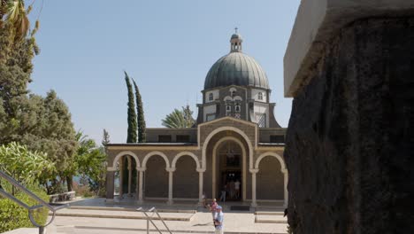 Eingang-Zur-Kirche-Der-Seligpreisungen,-Dolly-Enthüllungsaufnahme