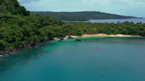 paesaggio tropicale circondato da una giungla lussureggiante nell'isola di são tomé e príncipe