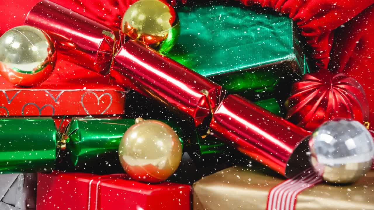 크리스마스 선물 장식과 함께 내리는 눈