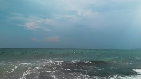 Toma-Panorámica-De-Gaviotas-Volando-Cerca-Del-Agua-Del-Mar-En-Un-Día-Nublado-De-Verano,-Sozopol,-Bulgaria