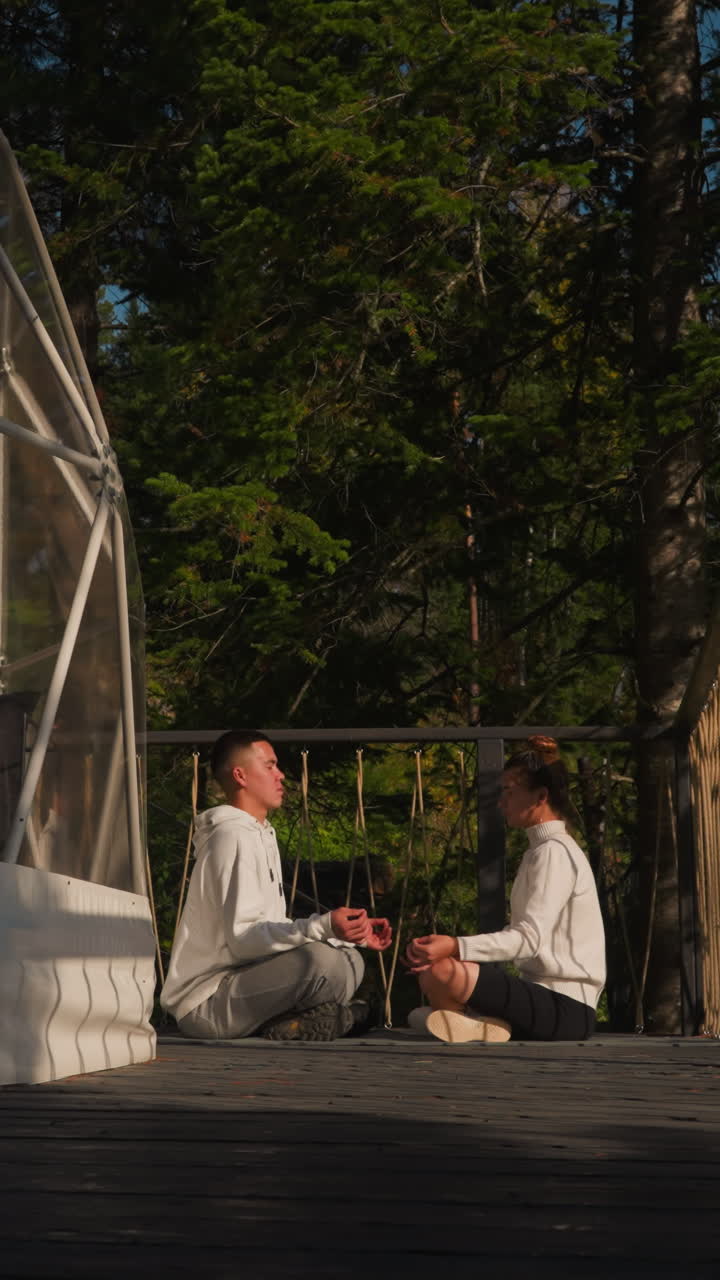 파트너는 플링에서 바닥에서 요가 기법을 사용합니다. 젊은 남녀는 생각을 고치고 강화하기 위해 양심적으로 요가 방법을 사용합니다.