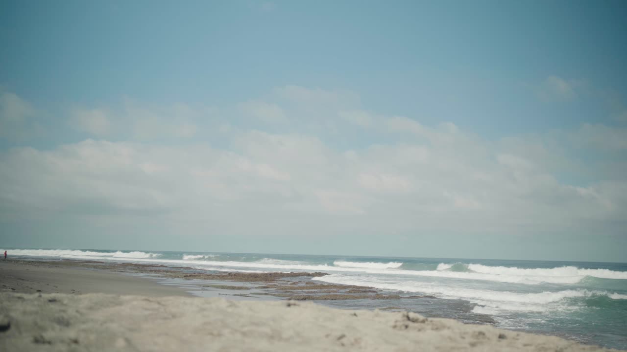 바다의 파도가 모래 위에 굴러가는 아름다운 해변, 라 유니온, 필리핀