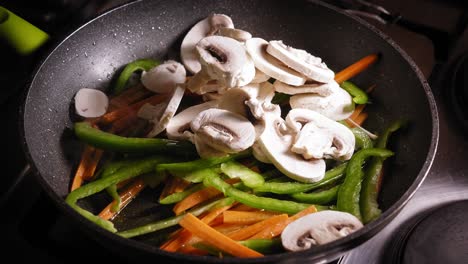 pimientos y champiñones en sartén: cocinar comida japonesa