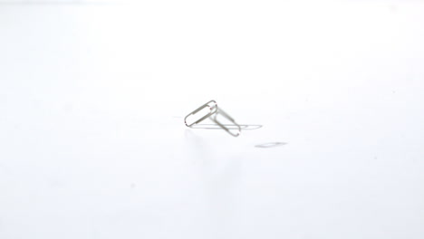 clips de papel que caen en el suelo