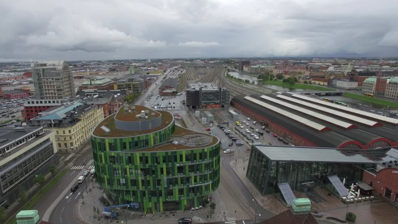 스웨덴 말모 시의 현대 사무실 건물과 운하 위를 날아다니는 드론 촬영.