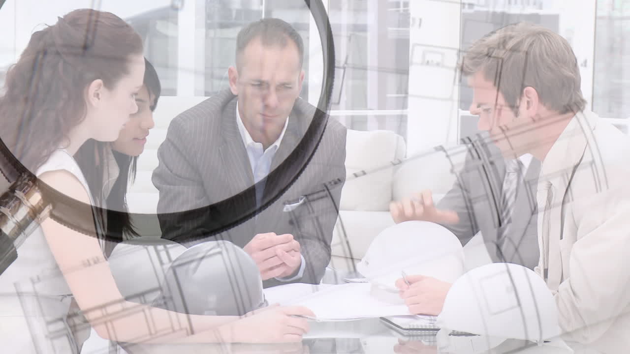 건축가 들 이 회의 에서 건물 계획 을 논의 하고 있다