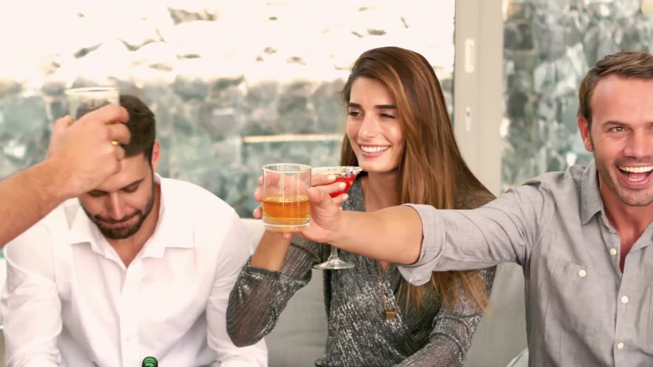 amigos felices tomando una copa juntos