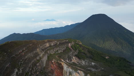 monte gede en la luz de la madrugada mientras los excursionistas caminan por el borde del cráter