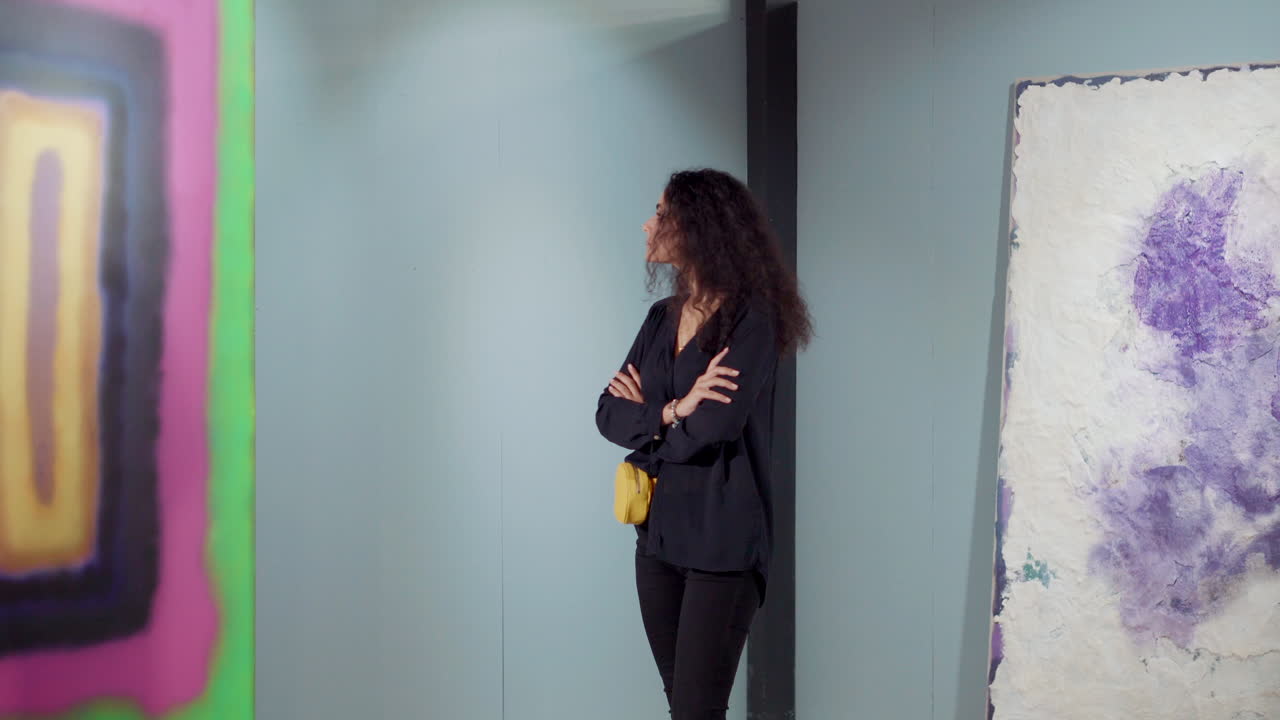 Donna che ammira arte astratta in una galleria d'arte