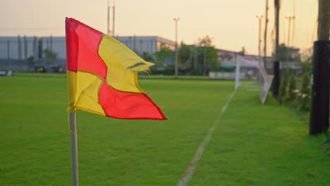 bandera de esquina con viento en un campo de fútbol