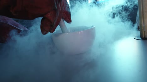 científico agitando productos químicos en mortero y mortero 4k
