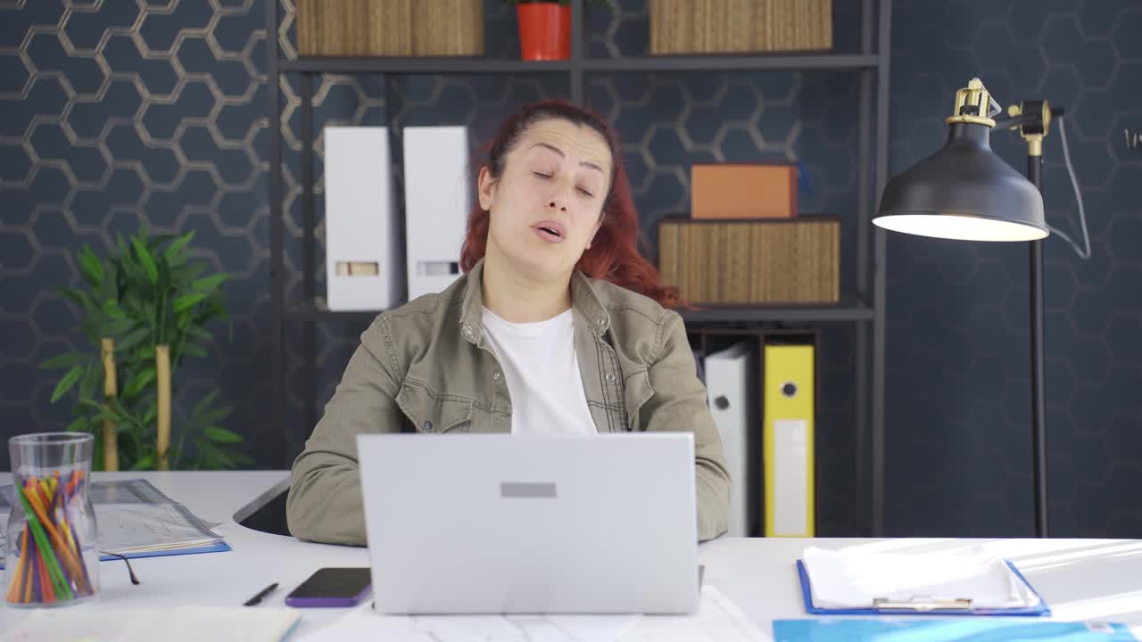 눈에 문제가 있는 사업가입니다.