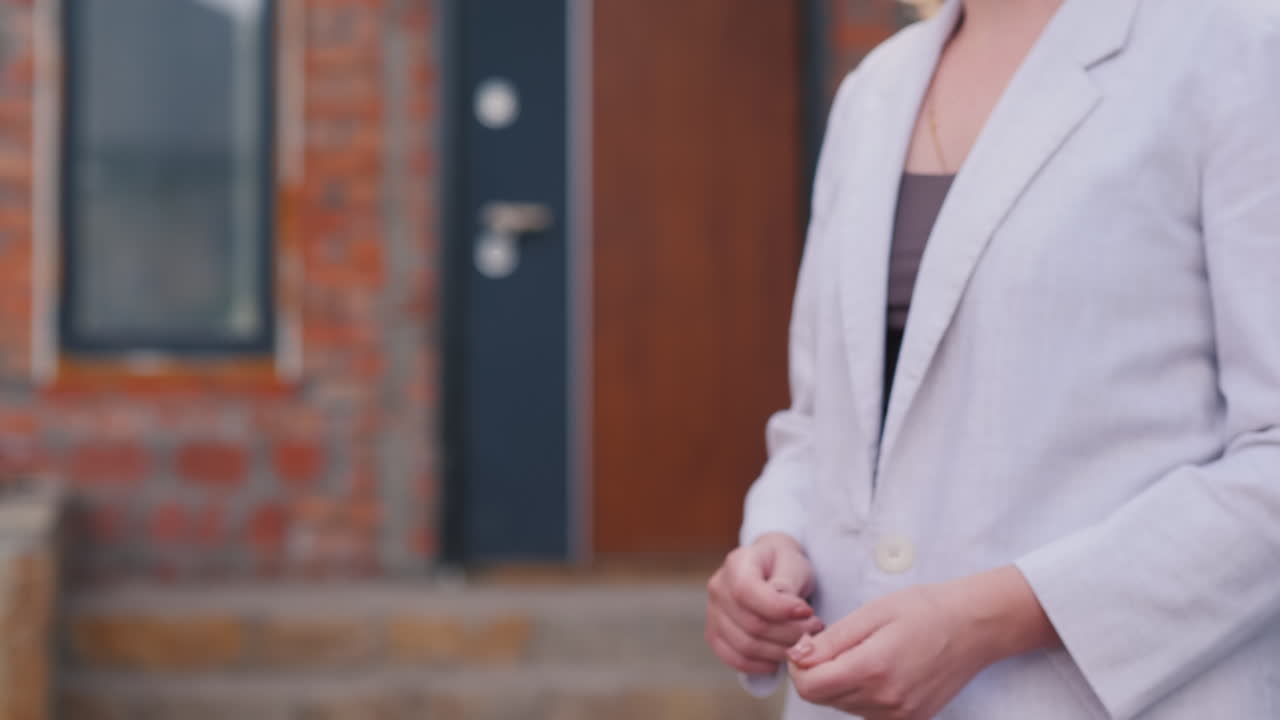 el cartero trae el paquete a la casa del semi-anuncio la mujer lo recoge en la puerta de la casa