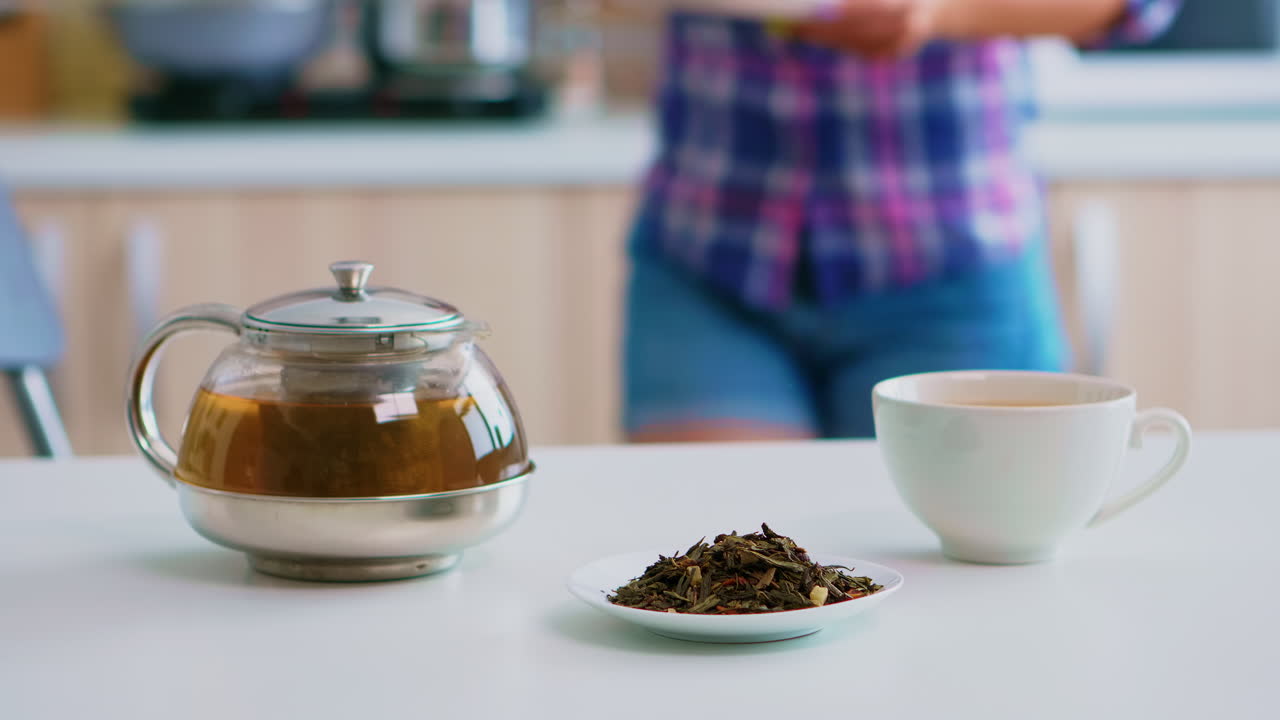 hombre discapacitado feliz en silla de ruedas