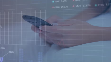 animación de procesamiento de datos financieros y estadísticas sobre mujeres caucásicas que utilizan teléfonos inteligentes