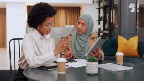 Mujeres-Musulmanas,-De-Diversidad-Y-De-Negocios-Con-Tableta