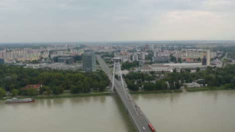 Luftaufnahme-Des-Ufo-aussichtsturms,-Der-Meisten-Snp-brücke-In-Bratislava