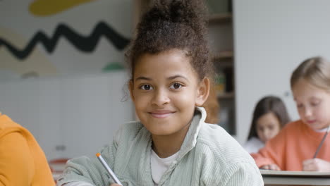 Afroamerikanischer-Student,-Der-In-Die-Kamera-Schaut.