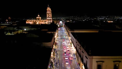 Morelia-Kathedrale-Im-Historischen-Zentrum,-Weihnachtszeit-In-Der-Nacht-Mit-Drohne