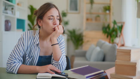 Mujer-Triste-Y-Pensativa-Sentada-En-El-Escritorio-Mientras-Aprende-Y-Reflexiona