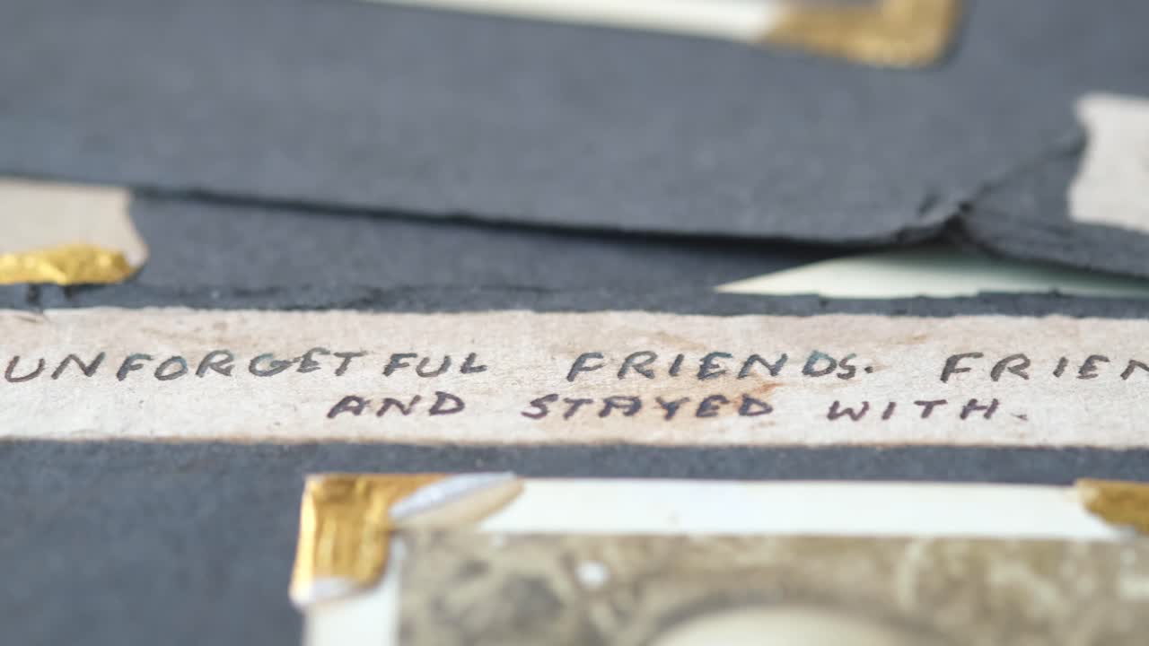 손으로 쓴 메모가 있는 빈티지 사진 앨범