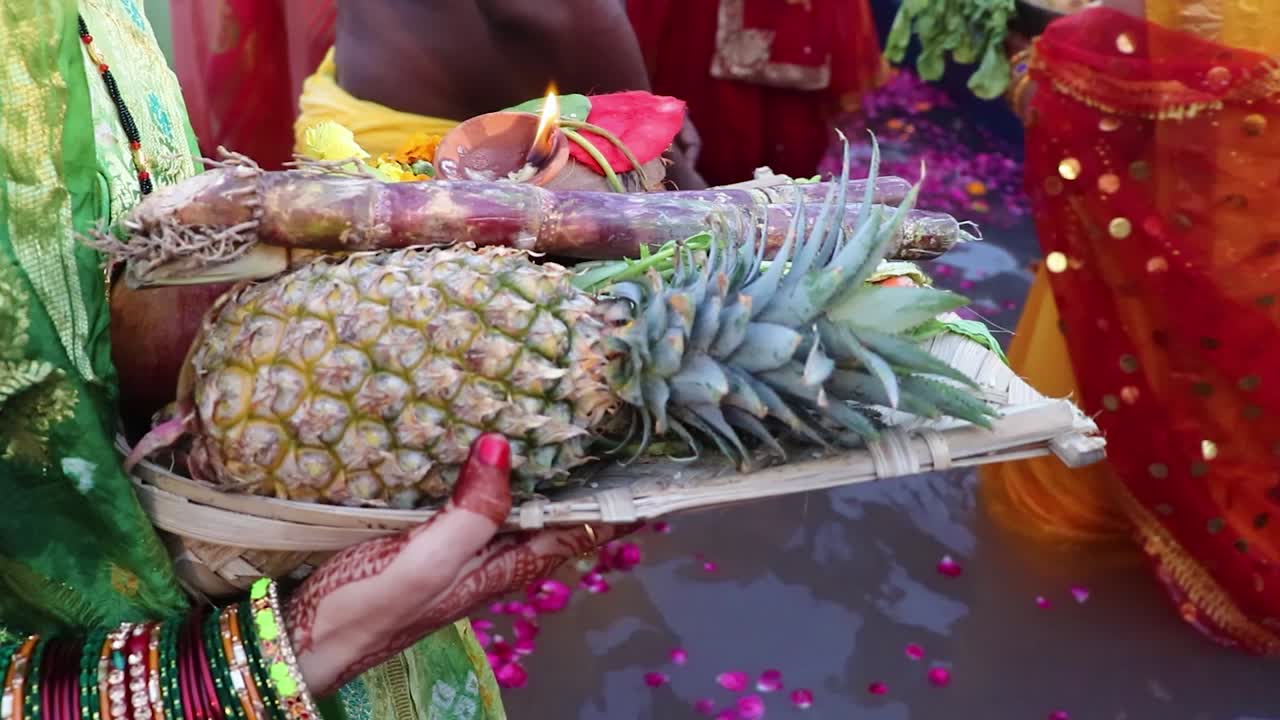 devota haciendo rituales sagrados en el festival desde diferentes ángulos el video se toma en las ocasiones del festival chhath que se utiliza para celebrar en la india del norte el 28 de octubre de 2022
