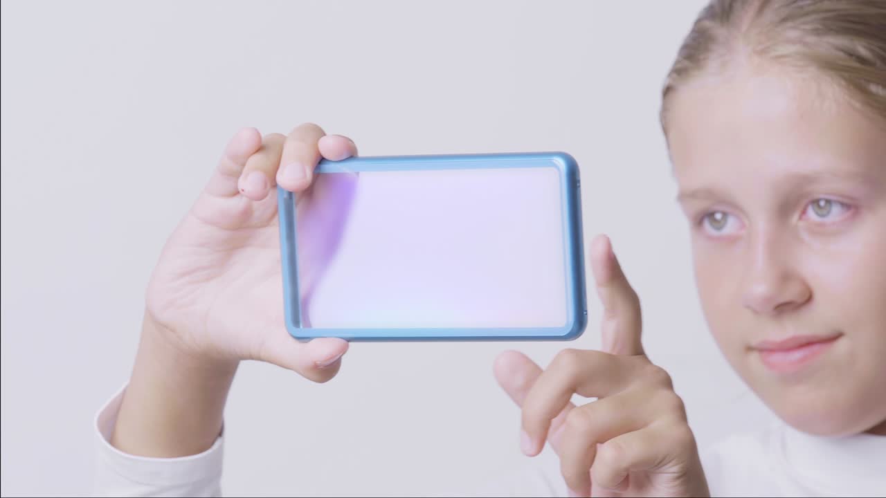 la chica presiona en el concepto de interfaz de usuario futurista pantalla transparente.