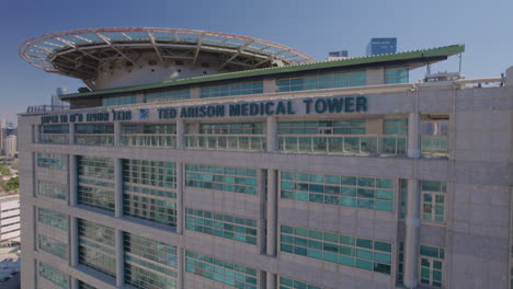 Ted-arison-medical-tower-building-and-is-helicopter-Landing-Pad-on-the-top-at-the-Ichilov-Hospital-Medical-Center-Tel-Aviv,-one-of-the-best-and-most-developed-hospitals-in-Israel---rising-up-shot