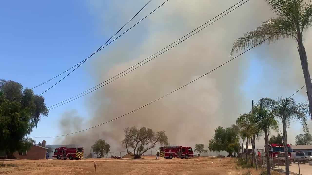 대형 팔레트 화재에서 보이는 연기