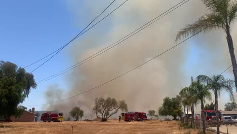 humo que sale de un gran incendio de palets