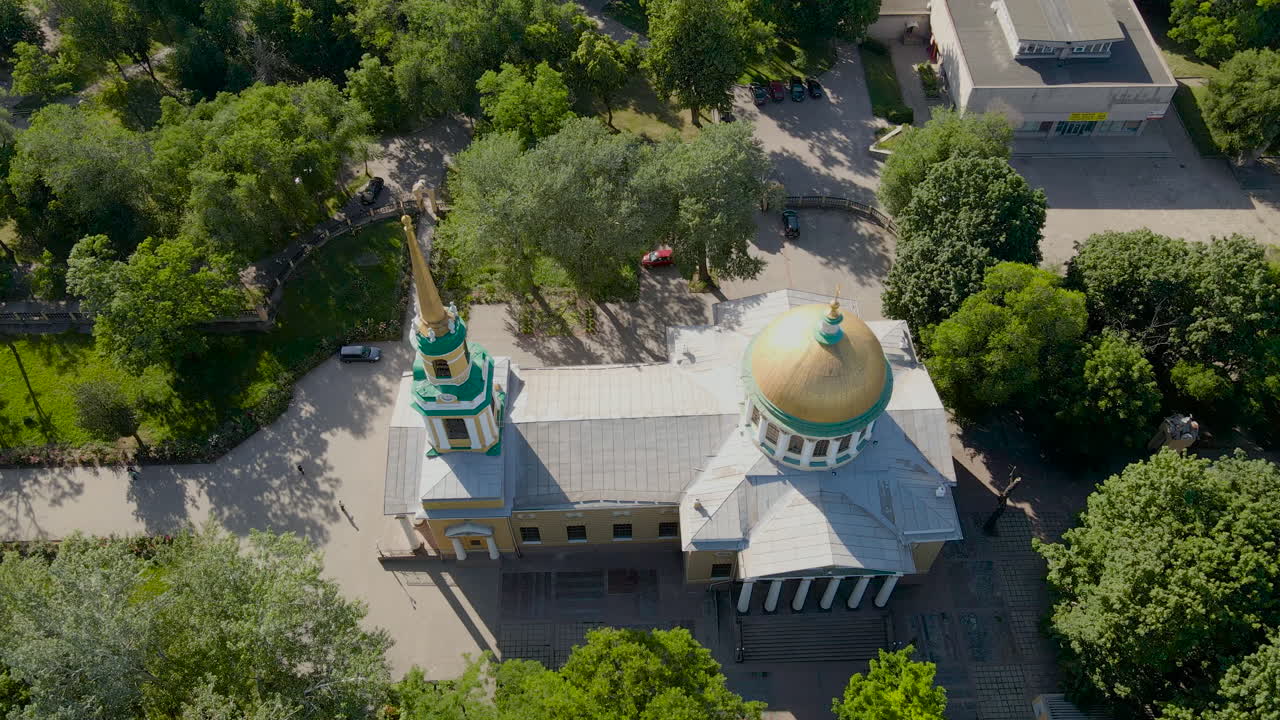 Uma vista aérea de drone da Catedral da Transfiguração do Salvador, uma das principais igrejas ortodoxas de Dnipro, Ucrânia.